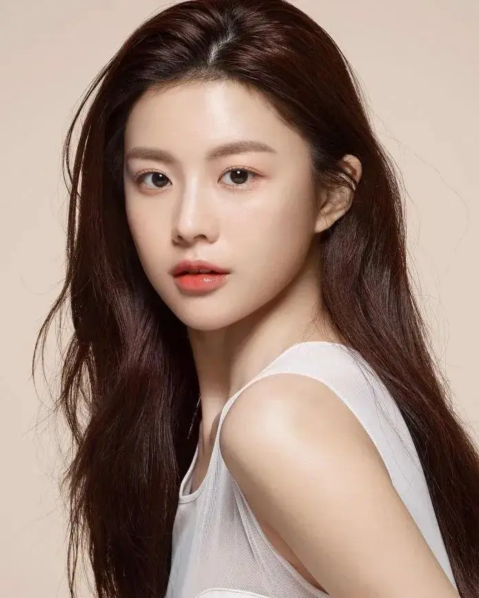 2025韩国十大美女红星排名_韩剧美女演员演技排行_大眼韩国女明星